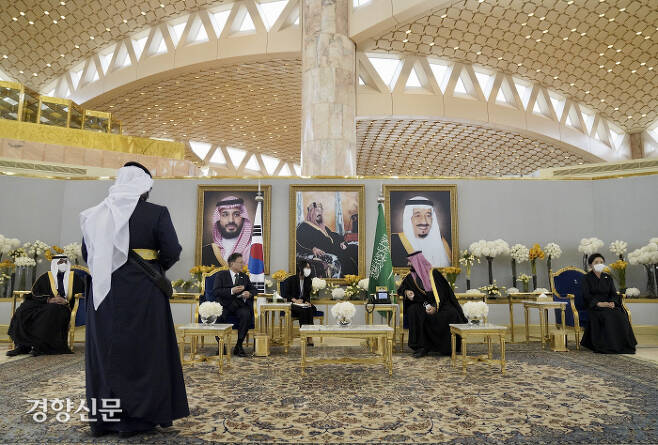 문재인 대통령이 18일 사우디아라비아 리야드 킹 칼리드 공항에 도착해 영접 나온 모하메드 빈 살만 사우디 왕세자와 공항 내 접견실에서 환담하고 있다. 리야드/강윤중 기자