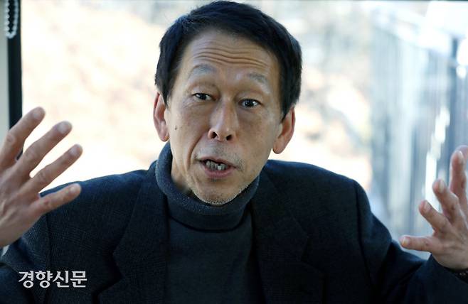 장경섭 서울대 사회학과 교수가 지난 13일 서울 종로구 인왕산로 초소카페에서 경향신문과 인터뷰를 하고 있다. 장 교수는 한국 개발가족주의 속에 지배 엘리트 계층마저 공적 가치보다 가족을 앞세운다면서 “가족을 위한다는 명분으로 스스로를 용인한다. 죄의식이 없다”고 비판했다.  박민규 선임기자