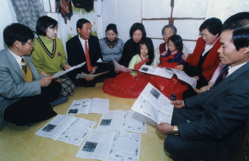 구제금융 당시인 1998년 한 가족이 이웃과 친지들의 소식을 담은 가족신문을 돌려 보고 있다. 경향신문 자료사진