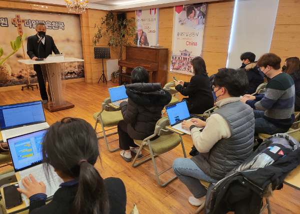 최일도 다일공동체 대표가 17일 서울 동대문구 다일천사병원에서 기자들을 만나 무료 급식소 증축과 관련한 과정을 설명하고 있다.