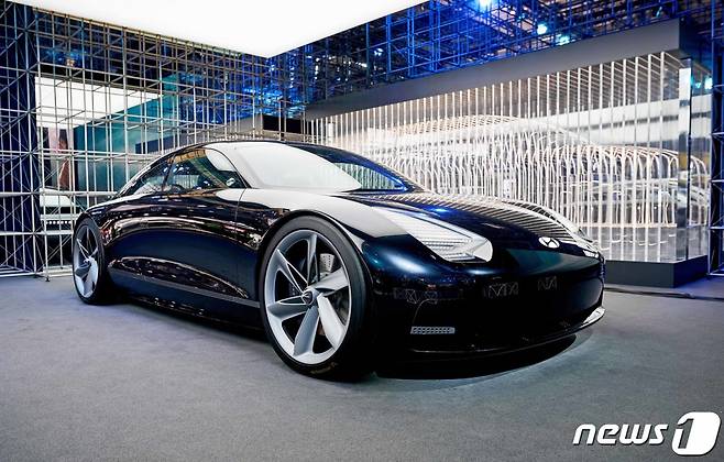 (서울=뉴스1) = 현대자동차는 6일 독일 뮌헨에서 열린 'IAA 모빌리티 2021 (IAA Mobility 2021)’ 보도발표회에서 2045년까지탄소중립을 달성하기 위한 청사진을 공개했다. '2045년 탄소중립' 구상의 핵심은 클린모빌리티, 차세대 이동 플랫폼, 그린 에너지를 축으로 한 ‘기후변화 통합 솔루션’이다. 사진은 향후 출시할 두번째 전용 전기차 아이오닉6의 컨셉카인 '프로페시(Prophecy)'. (현대차 제공) 2021.9.6/뉴스1