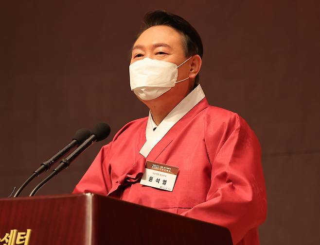 윤석열 국민의힘 대선후보가 17일 서울 중구 프레스센터에서 열린 재경 대구경북인 신년교례회에 참석해 신년사를 하고 있다. [연합]