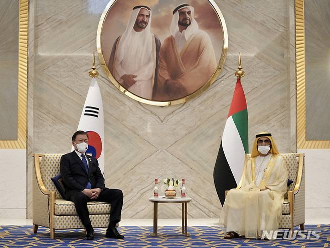 [두바이=뉴시스] 김진아 기자 = UAE를 방문 중인 문재인 대통령이 16일 오후(현지시간) 두바이 엑스포 리더십관에서 모하메드 빈 라시드 알 막툼 UAE 총리 겸 두바이 통치자와 회담하고 있다. 2022.01.17. bluesoda@newsis.com