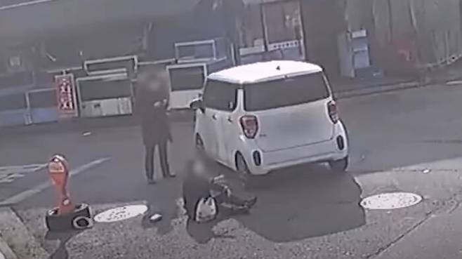 (사진, 시간 순서대로) 노인을 차로 친 뒤 자신의 차량부터 살피는 운전자의 모습.