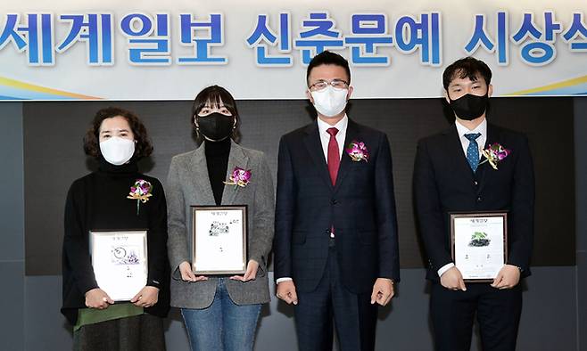 18일 서울 용산구 세계일보 사옥에서 열린 2022년 신춘문예 시상식에서 본지 정희택 사장(왼쪽 세번째)과 이신율리(시), 박민경(단편소설), 육호수(평론) 수상자(왼쪽부터)가 상패를 들고 기념촬영하고 있다. 이재문 기자