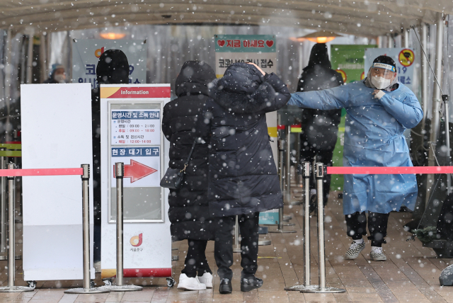 17일 오후 서울 중구 서울시청 앞 코로나19 임시 선별검사소에 눈이 내리고 있다./연합뉴스