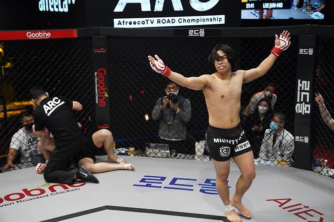 파이트클럽 12번 참가자 이성원(오른쪽)이 4번 참가자 이준모를 KO시키고 기뻐하고 있다. ⓒ로드FC