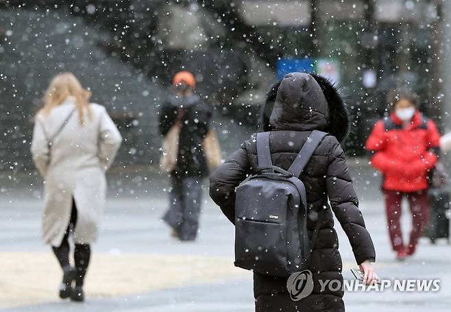 서울에 날리는 눈발 (서울=연합뉴스) 임헌정 기자 = 17일 오후 서울 용산역 광장에 눈이 내리고 있다. 2022.1.17 kane@yna.co.kr