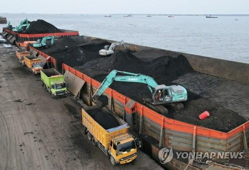 북자카르타 항구의 바지선에서 석탄을 트럭에 싣는 모습 [로이터=연합뉴스]