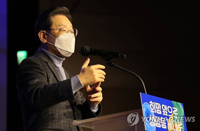 이재명, "성평등 제대로!" (서울=연합뉴스) 더불어민주당 이재명 대선 후보가 18일 오후 서울 마포구 누리꿈스퀘어에서 열린 중앙선대위 여성위원회 필승결의대회에서 정책공약 발표를 하고 있다. 2022.1.18 [국회사진기자단] uwg806@yna.co.kr