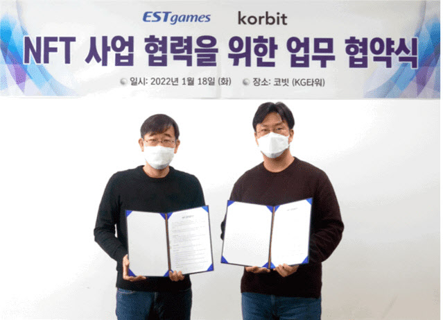 오세진 코빗 대표(오른쪽), 이형백 이스트게임즈 대표(왼쪽)가 지난 18일 서울 강남 코빗 본사에서 협약 체결 후 기념 촬영을 하고 있다. (사진-코빗)