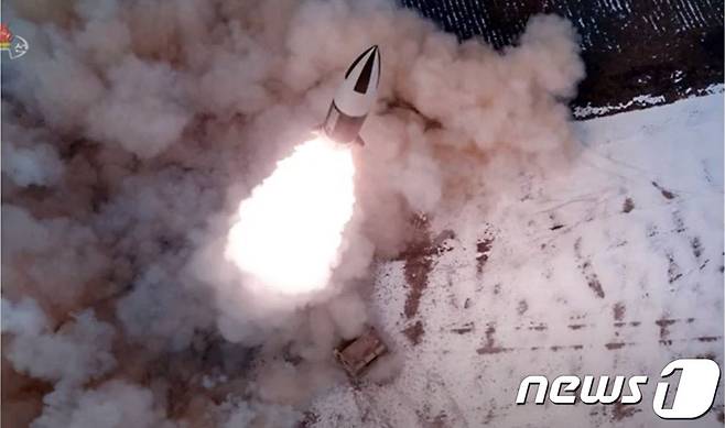 북한 관영 조선중앙TV가 추가로 공개한 KN-24 발사 모습.(조선중앙TV 갈무리)© 뉴스1