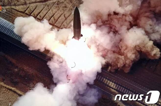 북한 관영 조선중앙TV가 공개한 KN-23 발사 장면.(조선중앙TV 갈무리)© 뉴스1