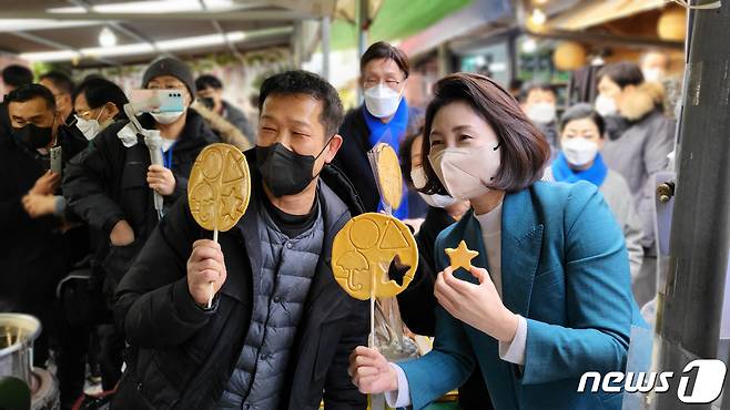 이재명 더불어민주당 대선 후보 부인 김혜경 씨(오른쪽)가 19일 전북 군산시 철길마을을 방문해 주민들과 사진을 찍고 있다. 2022.1.19/뉴스1 © News1 유경석 기자
