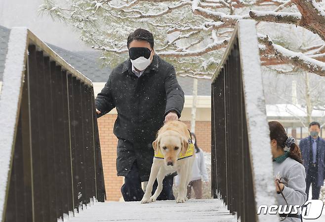 윤석열 국민의힘 대선 후보가 19일 오후 경기도 용인시 처인구 삼성화재 안내견학교를 방문해 장애인 관련 정책공약 발표에 앞서 시각장애인 안내견 체험을 하고 있다. 2022.1.19/뉴스1 © News1 국회사진취재단