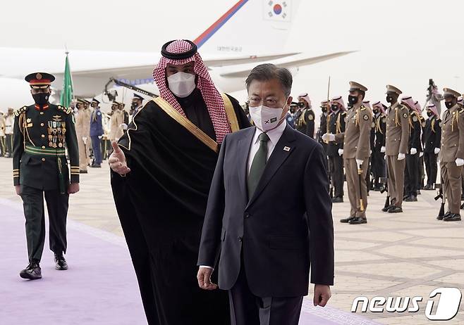아랍에미리트(UAE)와 사우디아라비아, 이집트 등 중동 3개국을 순방 중인 문재인 대통령이 18일(현지시간) 사우디아라비아 킹칼리드 국제공항에 도착해 모하메드 빈 살만 왕세자와 함께 의장대를 사열하고 있다.(청와대 제공) 2022.1.19/뉴스1