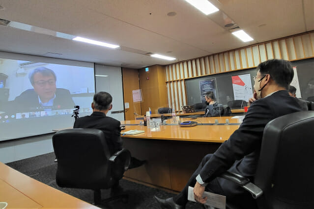 우정민 KT DS 대표(오른쪽 첫 번째)가 파트너사 대표와 협력 방안을 논의하는 모습