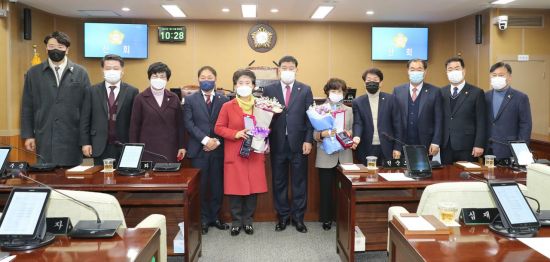 거창군의회 김향란, 박수자 의원이 ‘지방의정봉사대상’을 수상했다.