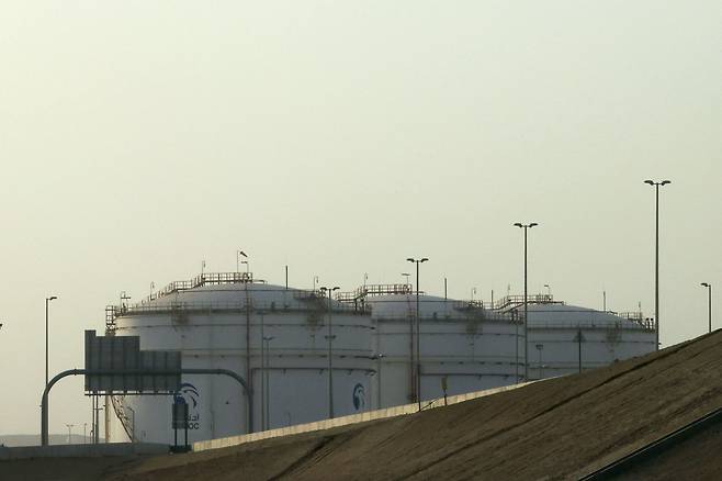 (아부다비 AFP=연합뉴스) 17일(현지시간) 아랍에미리트(UAE) 수도 아부다비의 무사파 공업지역에 있는 아부다비석유공사(ADNOC)의 석유 저장시설 모습. 이 여파로 18일 국제유가가 7년만의 최고치인 배럴당 85달러 이상으로 급등했다.