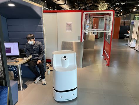 연구팀이 개발한 AI 기반 스마트 방역로봇을 대전의 한 스마트 무인 카페에서 실증하고 있다. 한국기계연구원 제공.