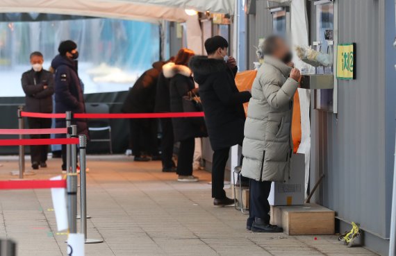 19일 오전 서울 태평로1가 시청 앞 서울광장에 마련된 중구 코로나19 임시 선별진료소에서 시민들이 검사를 받고 있다. 뉴시스 제공
