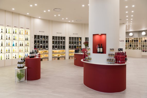 롯데쇼핑은 와인 전문 유통업체 '포도포도'가 프리미엄아울렛 롯데몰 동부산점에 최초로 매장을 오픈하고 고객을 맞이한다고 19일 밝혔다. 롯데쇼핑 제공