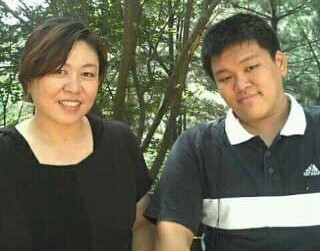 2014년 씨제이(CJ)제일제당에서 현장실습을 하다가 숨진 김동준군(오른쪽)과 어머니 강석경씨.