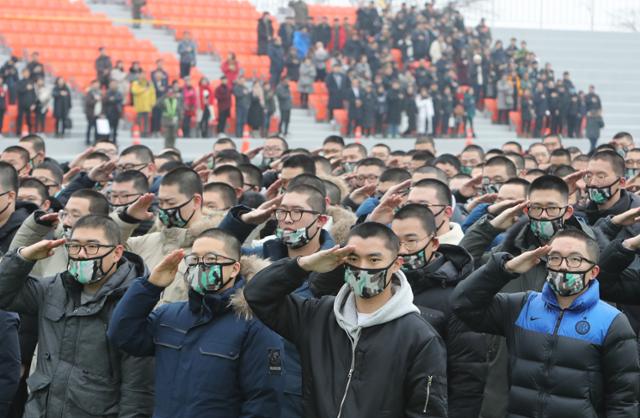 2018년 1월 2일 충남 논산 육군훈련소에서 열린 2018년 첫 입영행사에서 입영장병들이 거수경례를 하고 있다. 연합뉴스