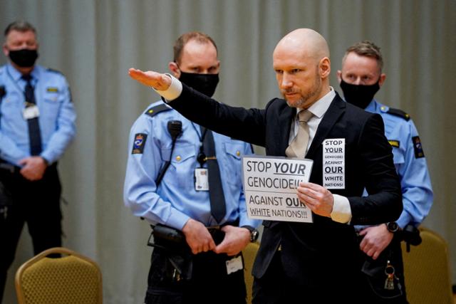 노르웨이 연쇄테러범 안데르스 베링 브레이빅이 18일 노르웨이 남부 시엔 교도소 내 임시 법정에서 열린 가석방 심리에 출석해 나치 경례를 하고 있다. 시엔=로이터 연합뉴스