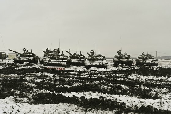 러시아군의 T-72B3 t전차들이 1월 12일 러시아 남부 로스토프 지역에서 훈련을 하고 있다. AP=연합뉴스