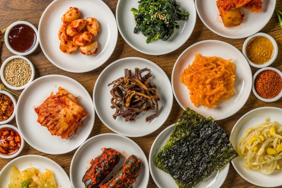 한국 요리가 상 위에 차려져 있다. 셔터스톡