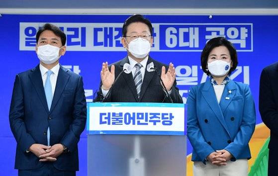 이재명 더불어민주당 대선후보가 18일 서울 여의도 민주당사에서 일자리 대전환 6대 공약을 발표하고 있다. 김경록 기자