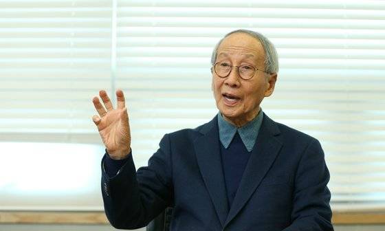 윤여준 전 장관이 23일 서울 중구 중앙일보사에서 21대 총선 관련 인터뷰를 하고 있다. 김성룡 기자