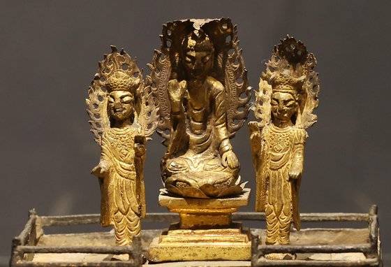 11~12세기 제작된 것으로 추정되는 금동삼존불감. [연합뉴스]