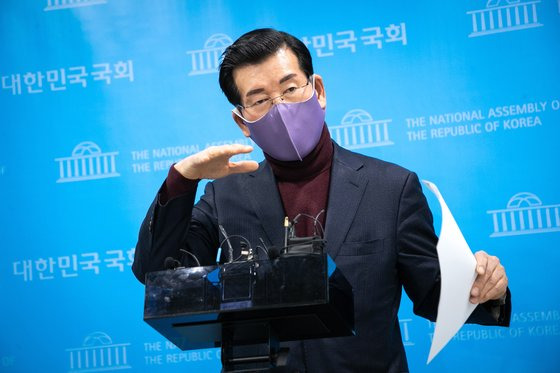 ‘굿바이 이재명’ 저자 장영하 변호사가 19일 오전 서울 여의도 국회 소통관에서 전날 공개한 이재명 더불어민주당 대선 후보 욕설 파일과 관련해 추가 기자회견을 하고있다. 뉴스1