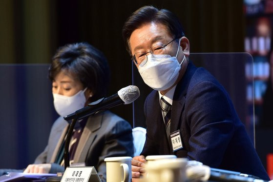 이재명 더불어민주당 대선후보가 19일 서울 강남구 한국과학기술회관에서 열린 ‘과학기술인이 묻고, 이재명이 답하다’- 한국과학기술단체총연합회 초청 과학기술 정책토론회에서 질의에 답변을 하고 있다. 국회사진기자단