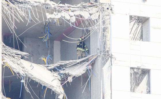 지난 15일 광주광역시 서구 화정아이파크 신축 아파트 붕괴사고 현장에서 구조대원들이 건물 33층에서 실종자를 찾고 있다. 프리랜서 장정필