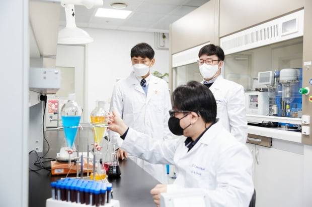 이수민 오픈이노베이션 팀장(왼쪽)이 김한조 스탠다임 합성연구소장과 AI 신약개발 연구 경과를 살펴보고 있다.