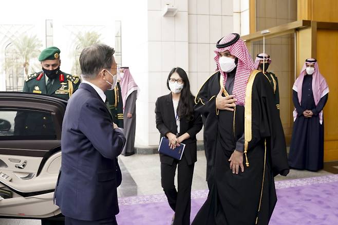 문재인 대통령이 18일(현지시간) 사우디아라비아 리야드 야마마궁에서 열린 공식회담에 앞서 무함마드 빈 살만 왕세자의 영접을 받고 있다. [사진 출처 = 연합뉴스]