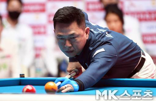 마민캄이 진지한 표정으로 샷을 시도하고 있다.