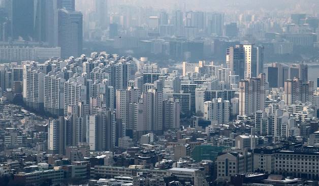 (서울=뉴스1) 김진환 기자. 사진은 2일 오전 서울 중구 남산에서 바라본 서울시내 아파트의 모습. 2022.1.2/뉴스1