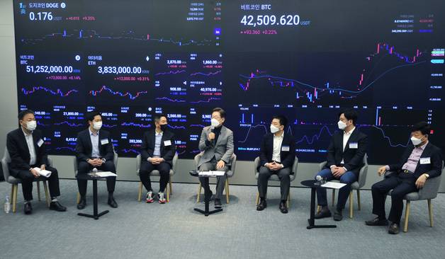 (서울=뉴스1) 국회사진취재단 = 이재명 더불어민주당 대선후보가 19일 오전 서울 강남구 업비트라운지에서 열린 가상자산 거래소 현장 간담회에서 인사말을 하고 있다. 2022.1.19/뉴스1