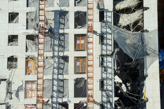 지난 18일 오후 광주 서구 화정동 '현대산업개발 아파트 신축공사 붕괴사고' 현장에 제거되지 못한 잔해물이 보이고 있다. /사진=뉴스1