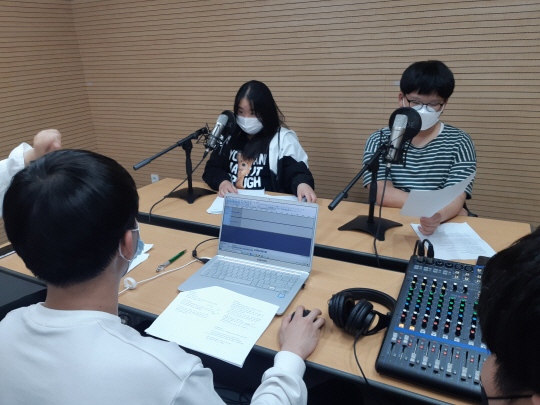 지난해 6월 2일 대전 대덕구 비래동 초록우산어린이재단 대전종합사회복지관에 마련된 라디오 부스에서 청소년 마을 라디오 참가자들이 방송 녹음을 하고 있다.  초록우산어린이재단 제공