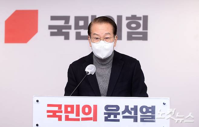 권영세 국민의힘 선거대책본부 본부장이 지난 18일 서울 여의도 중앙당사에서 기자회견을 하고 있다. 권 본부장은 "선대본부 네트워크본부를 해산한다"며 "해산 조치는 윤 후보의 결단"이라고 말했다. 박종민 기자