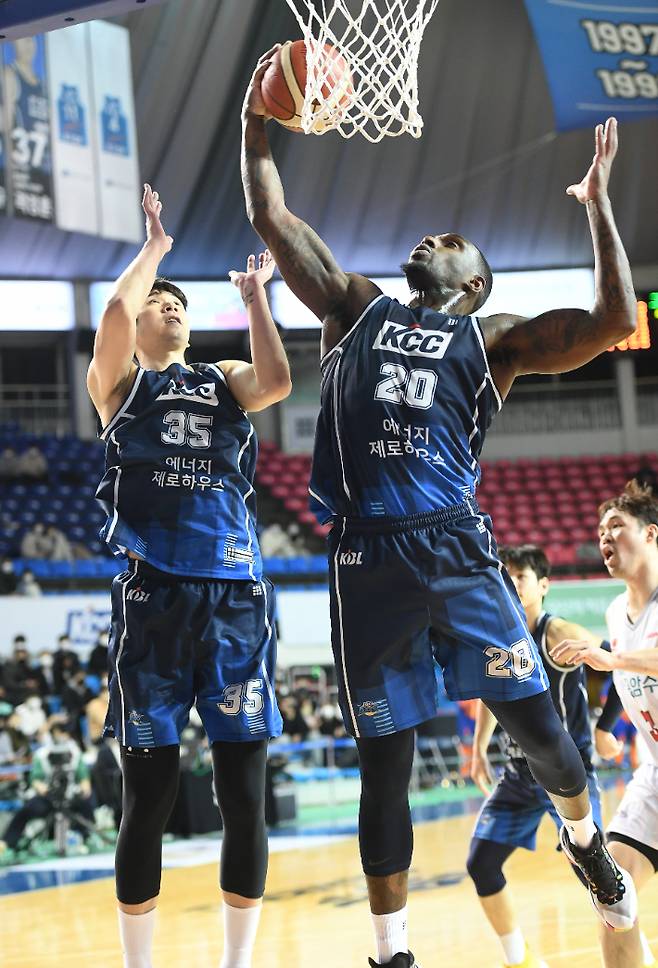 KBL 통산 리바운드 1위에 오른 KCC의 간판 라건아. KBL 제공