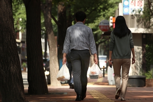 지난 2020년 9월10일 서울 시내에서 점심 도시락을 포장한 시민들이 이동하고 있는 모습. 연합뉴스