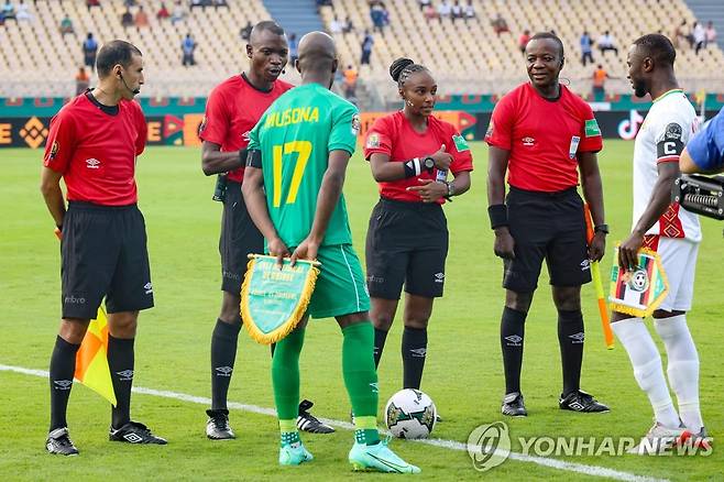 짐바브웨-기니 경기에서 휘슬을 분 살리마 무칸상가 주심(오른쪽에서 세 번째). [AFP=연합뉴스]