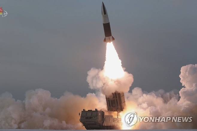 화염 내뿜으며 이동식발사대에서 발사되는 '북한판 에이태큼스' 북한이 17일 발사한 단거리 탄도미사일 추정 발사체는 '북한판 에이태큼스'(KN-24)인 것으로 파악됐다. 조선중앙TV는 18일 "국방과학원과 제2경제위원회를 비롯한 해당 기관의 계획에 따라 17일 전술유도탄 검수사격시험이 진행됐다"고 보도했다. 김정은 국무위원장은 참관하지 않았다. 사진은 이동식발사차량(TEL)에서 전술유도탄이 발사되는 모습. [조선중앙TV 화면] 2022.1.18 
    [국내에서만 사용가능. 재배포 금지. For Use Only in the Republic of Korea. No Redistribution]