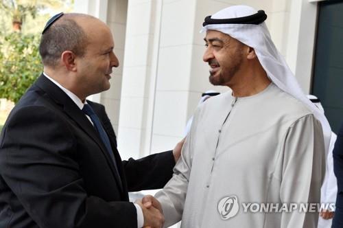 이스라엘 총리, UAE 실세 왕세제의 악수  (아부다비 로이터=연합뉴스) 이스라엘 총리로는 처음 아랍에미리트(UAE)를 방문한 나프탈리 베네트 이스라엘 총리(왼쪽)와 무함마드 빈 자예드 알 나흐얀 아부다비 왕세제(오른쪽). 2021.12.13.photo@yna.co.kr.